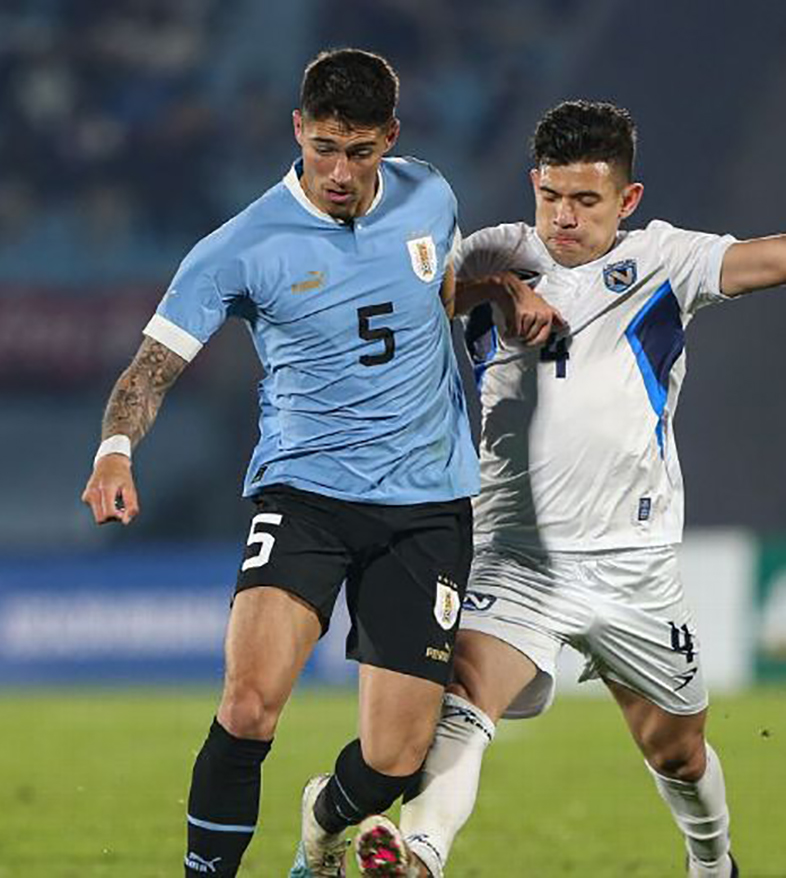 Emiliano Martínez llegó ayer a Uruguay y el lunes se completará el plantel.