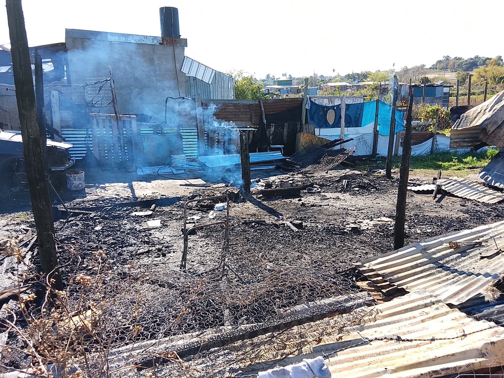 Incendio consumió por completo una vivienda familiar en Salto Nuevo