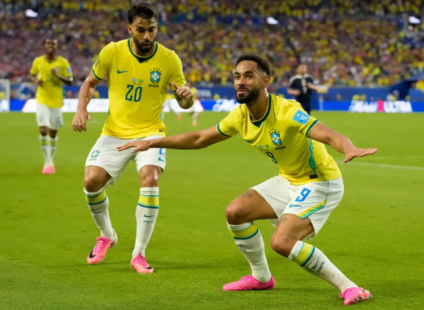 Matheus Cunha y Paqueta celebrando el segundo tanto de los brasileños.