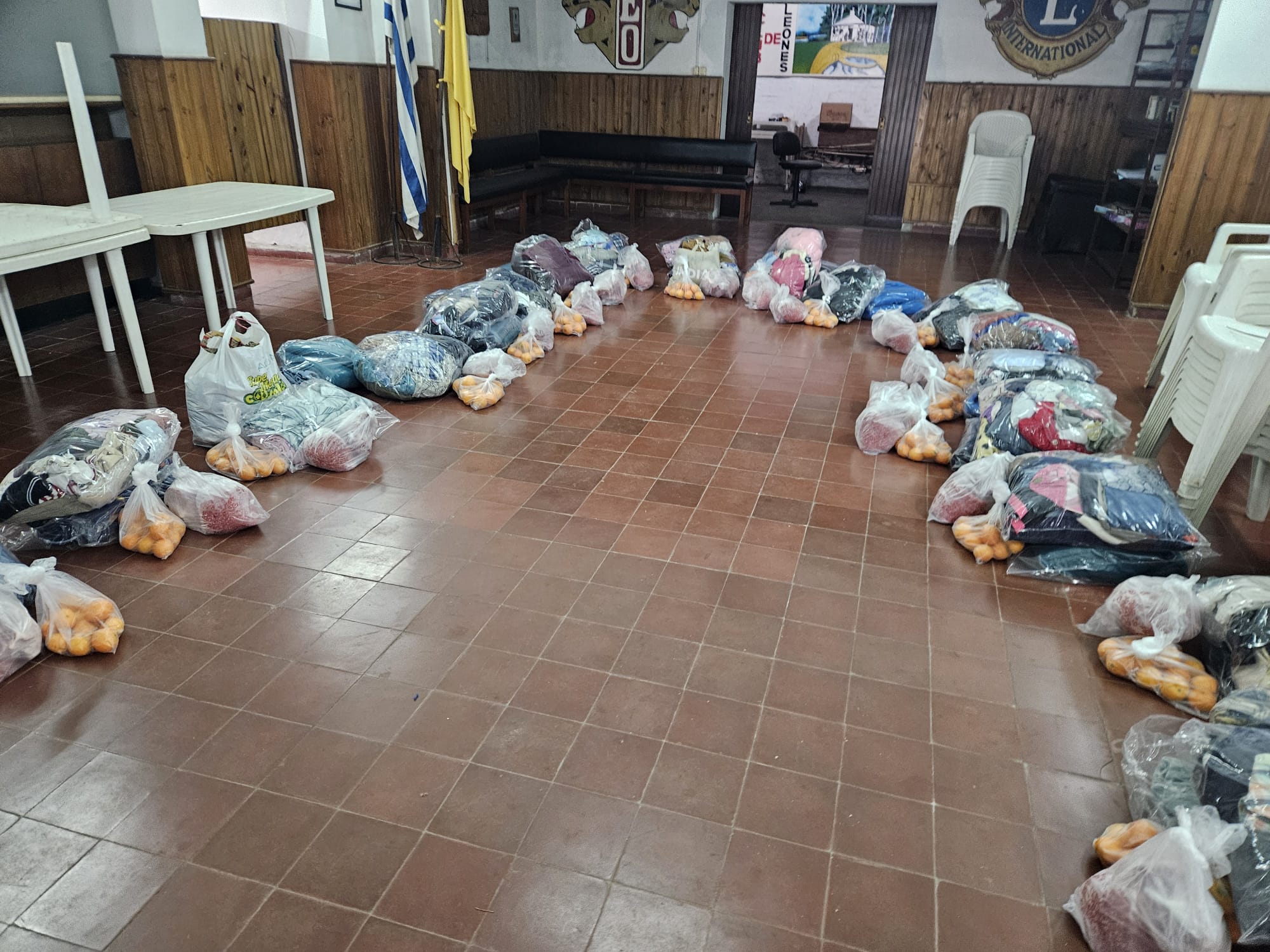 Gesto solidario: se entregaron 22  canastas de alimentos y ropa de abrigo 