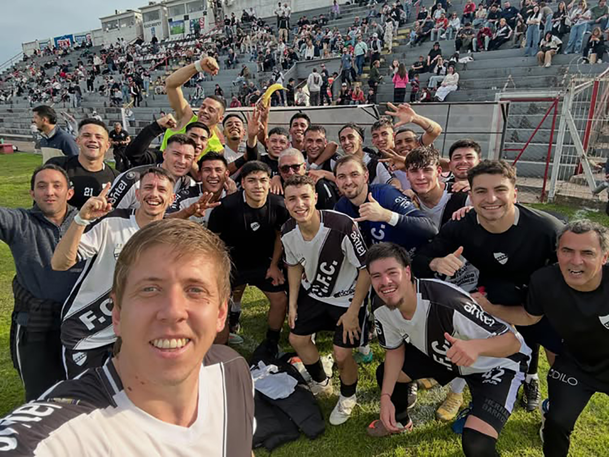 Nahuel Machado y la selfie de todos con la clasificación a próxima fase. Foto FCFC