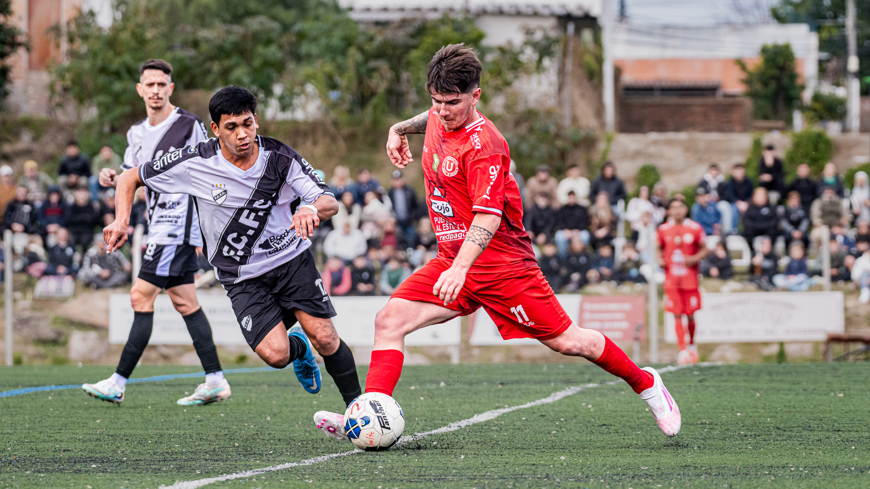 Como cada vez que se han enfrentado en los últimos años está siendo una serie muy pareja entre Ferro y Universitario.  Foto: Valentín Fernández.