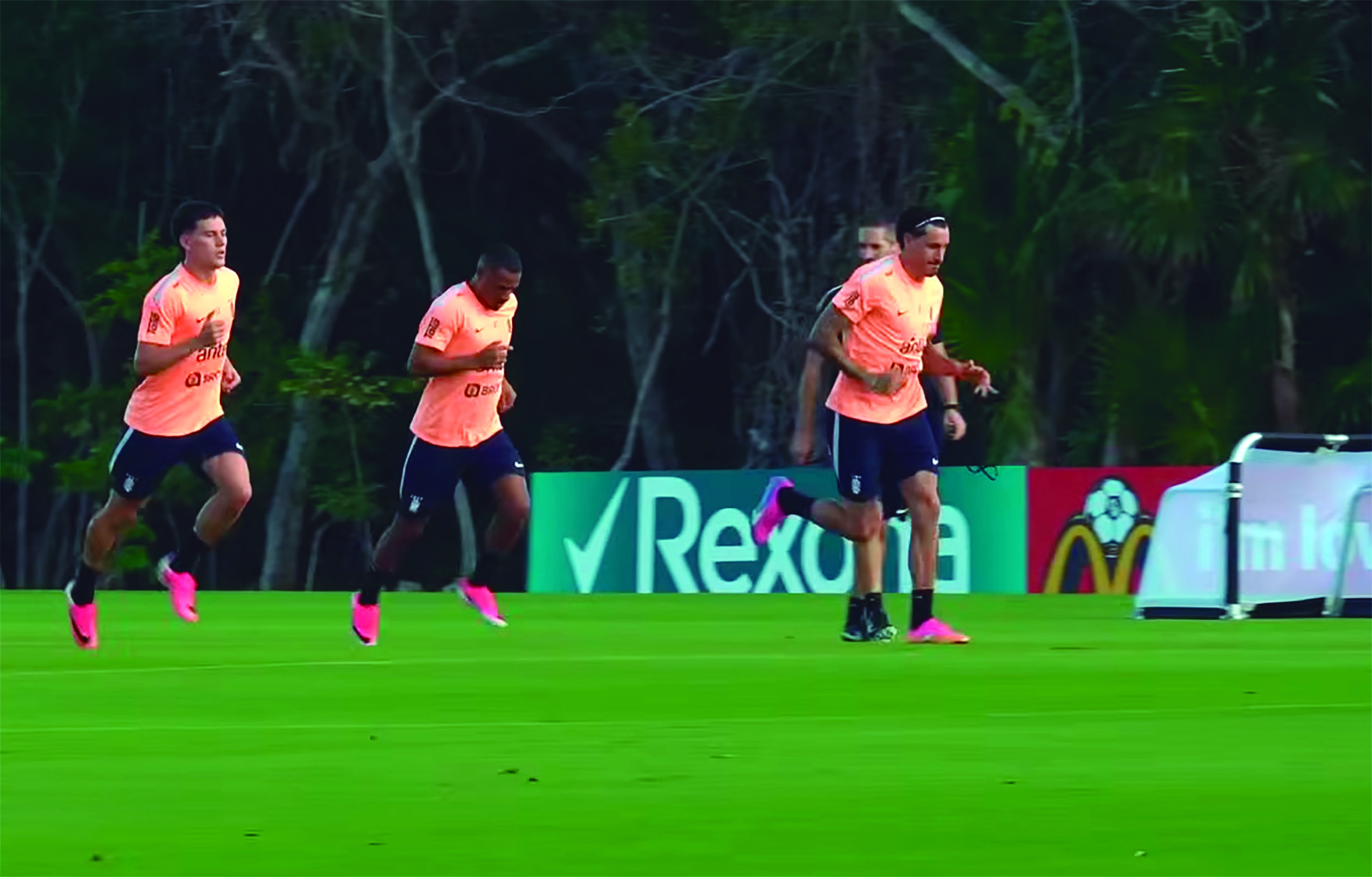 Pellistri, De la Cruz y Giménez en el entrenamiento en México. Hoy la delegación viaja a Miami.