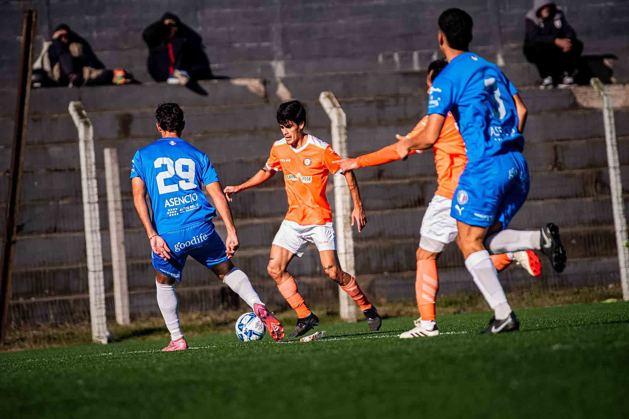 José Torres (de cerca lo acompaña Nicolás Fagúndez) encarando por punta derecha, como bien hizo durante el primer tiempo. Foto: Valentín Fernández.