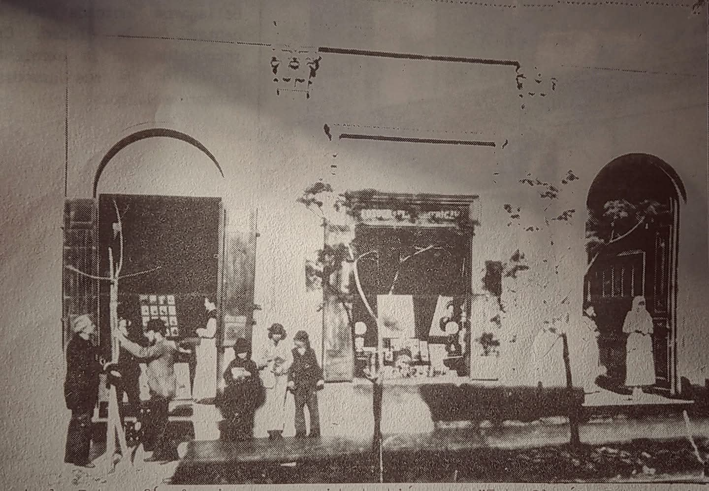 Fachada de la «Fotografía Americana», conocida como «Foto Clavé». Foto de 1900. (Fotografía aparecida en el libro «Salto de Ayer - Crónicas y documentos» del Consejo de Educación Primaria de Salto).