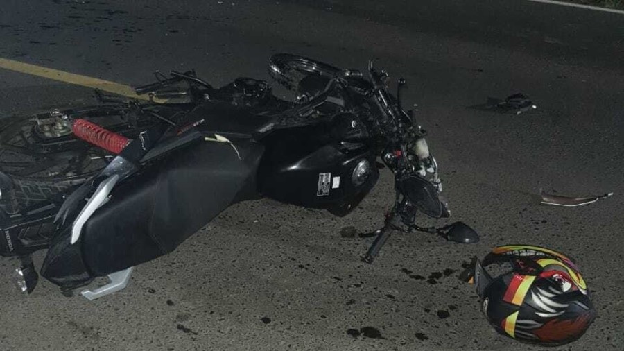 Motociclista sufre traumatismo de cráneo  al chocar contra puerta abierta de un auto