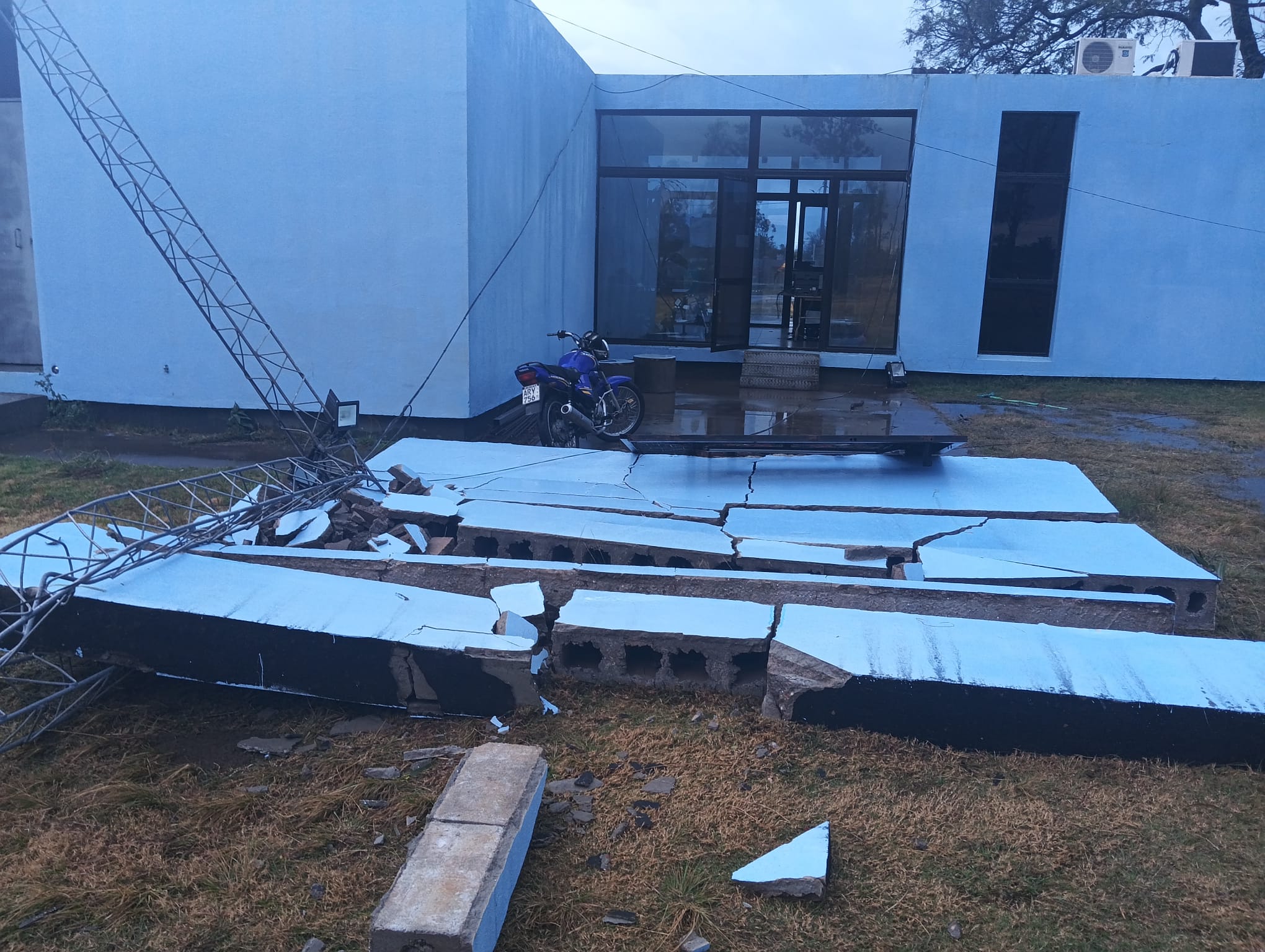 El fuerte temporal causó destrozos  en dependencias policiales de Salto
