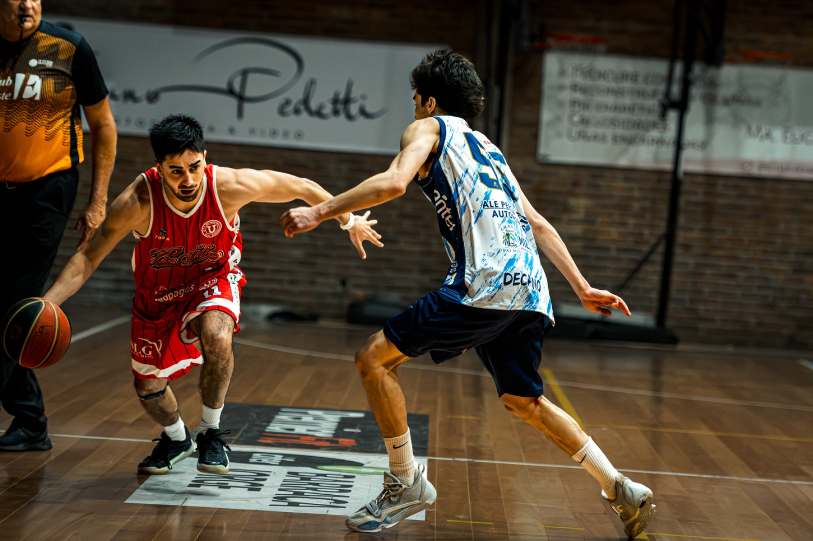 La pelota en manos de Dante Magnone y la marca de Lautaro Chiriff, por la primera fecha del Salteño de básquetbol. Foto: Valentín Fernández.