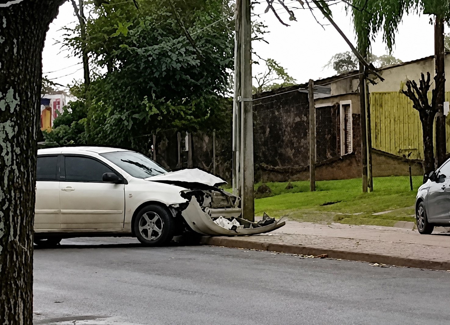 Automovilista sufrió fractura tras chocar contra una columna