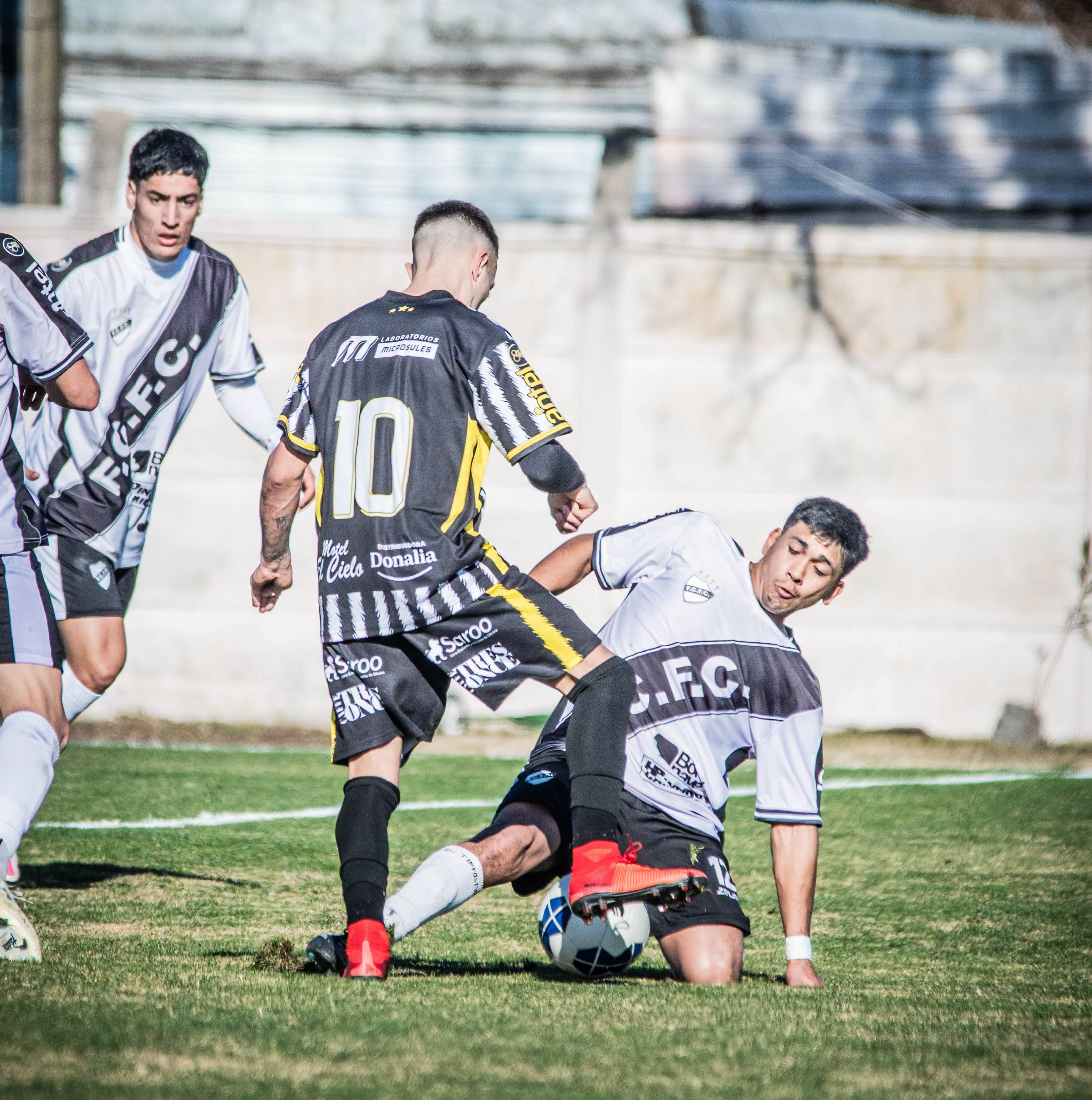 Ferro encaminó su serie el sábado en San José.