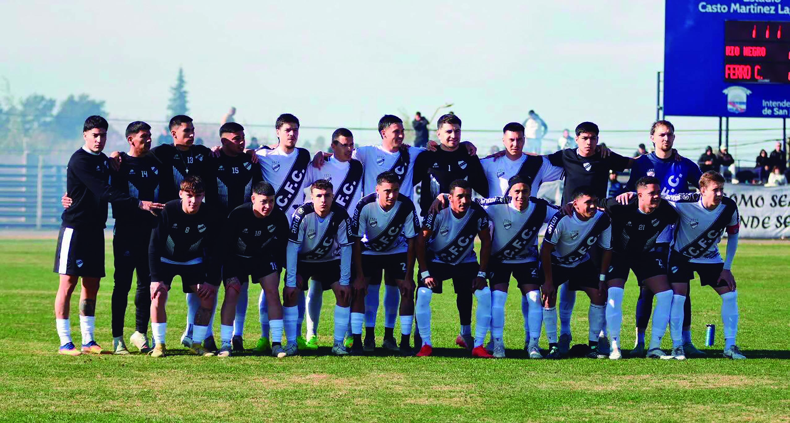 El plantel carbonero en el Martínez Laguarda; sacó dos goles de ventaja para la semana que viene. Foto 'FCFC'
