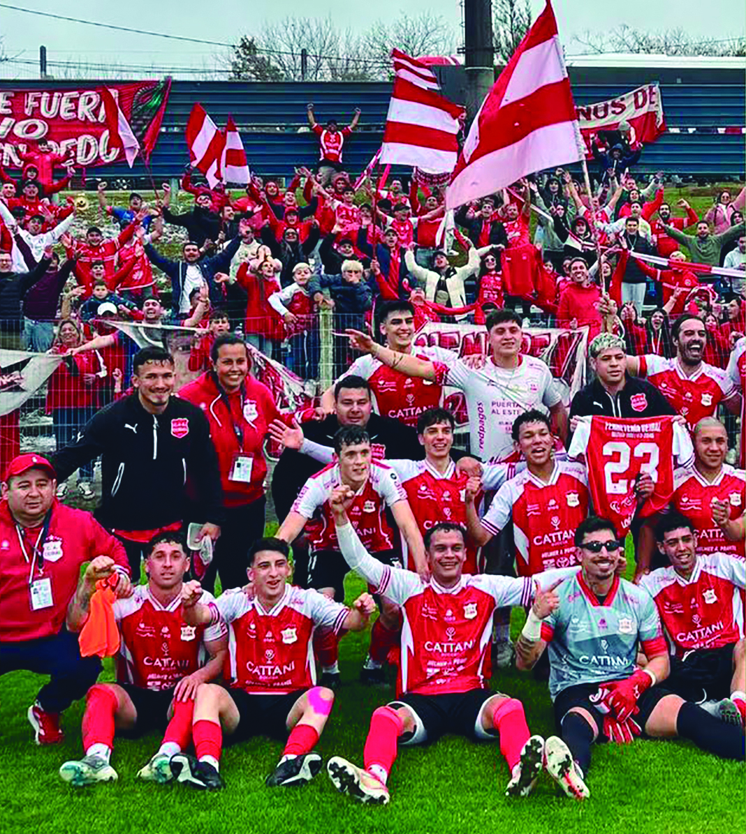 Jugadores, cuerpo técnico e hinchas; todos a la final. Foto: Fútbolflorida.