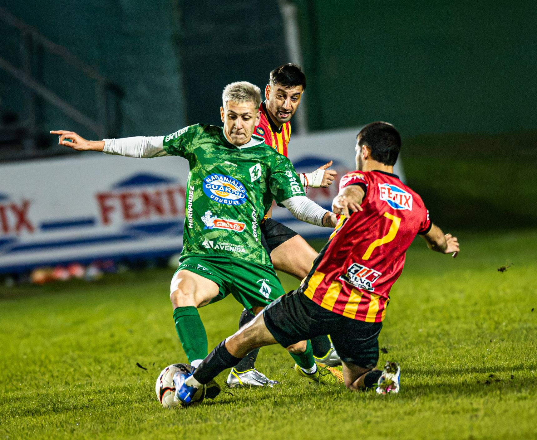 Partido parejo, pero Gladiador sacó la ventaja. Fotos: Valentín Fernández
