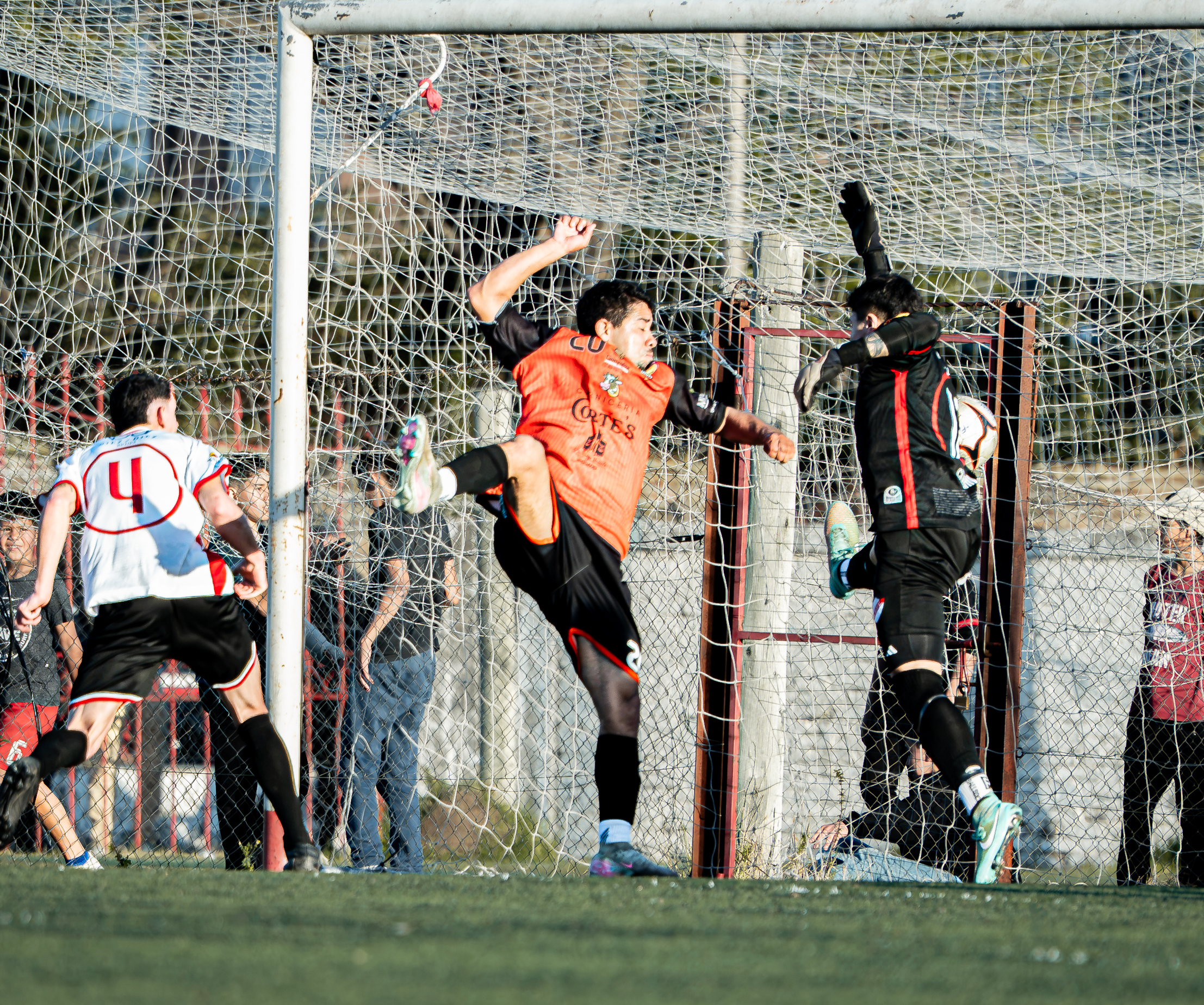 Larrosa ganó de cabeza y puso el 1 a 0.