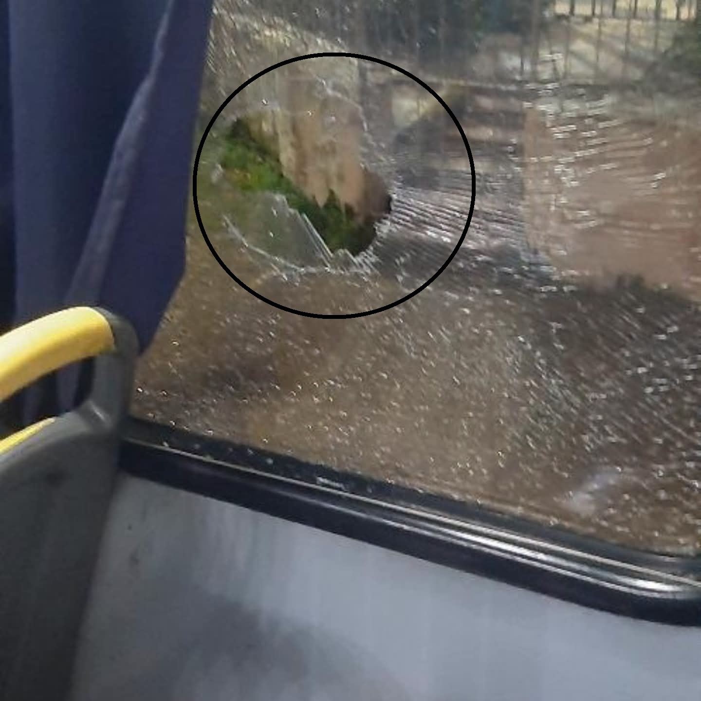 Ómnibus municipal sufrió daños tras  un ataque con piedras en el puente 33