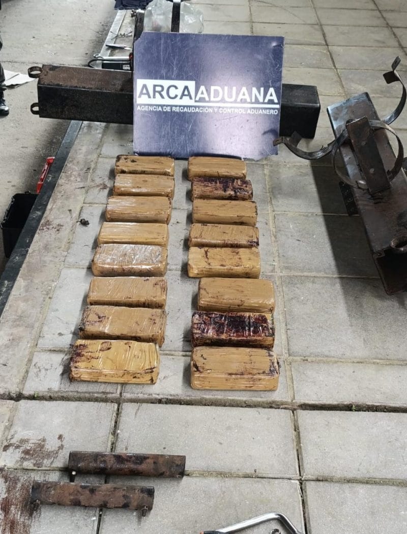 Cayó un cargamento de casi 16 kilos  de cocaína escondido en un camión  