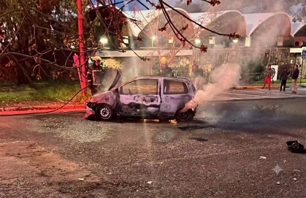 Incendio de un automóvil  movilizó a Bomberos y Policía