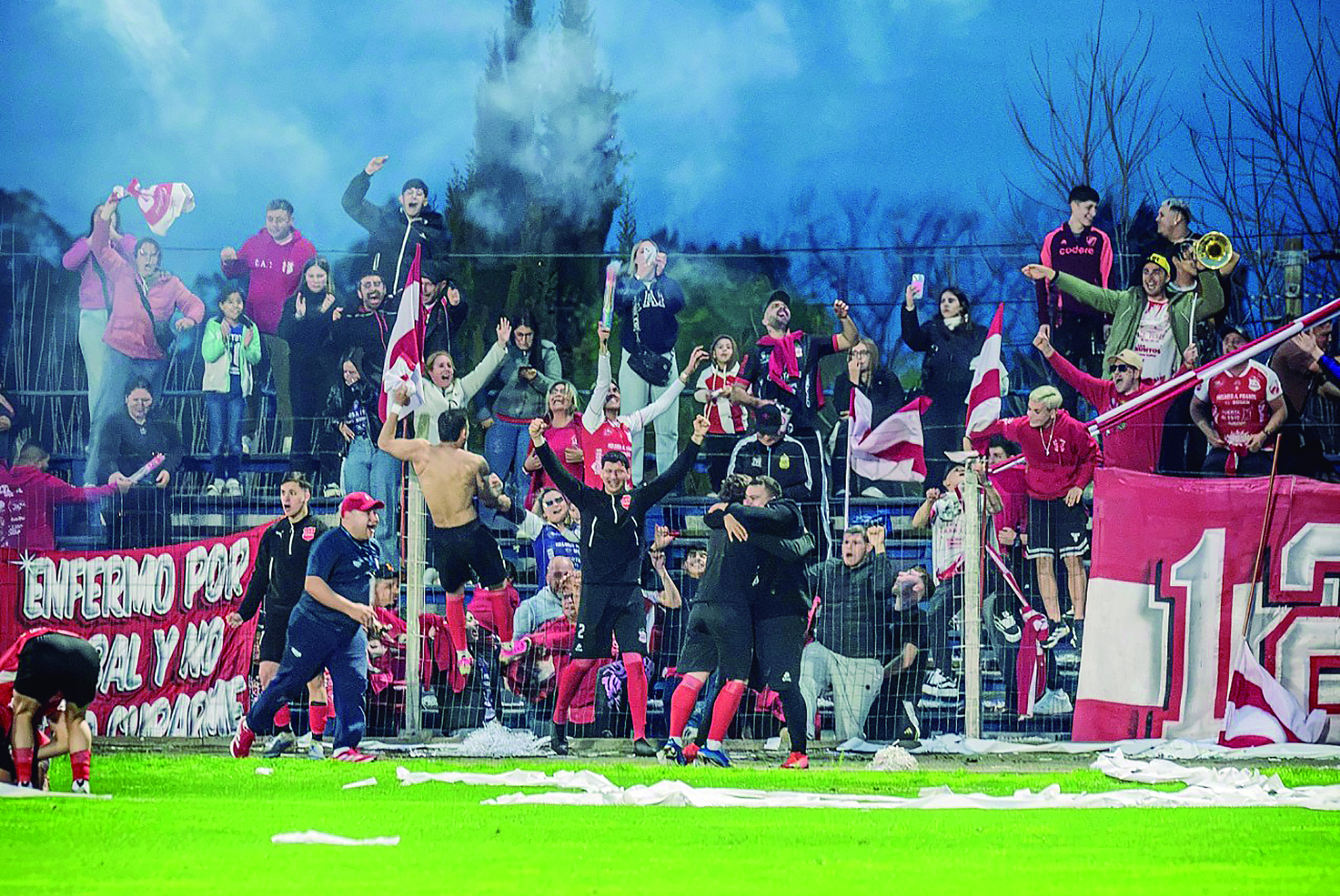 Jugadores, cuerpo técnico y los hinchas que viajaron a San José celebrando una clasificación increíble.