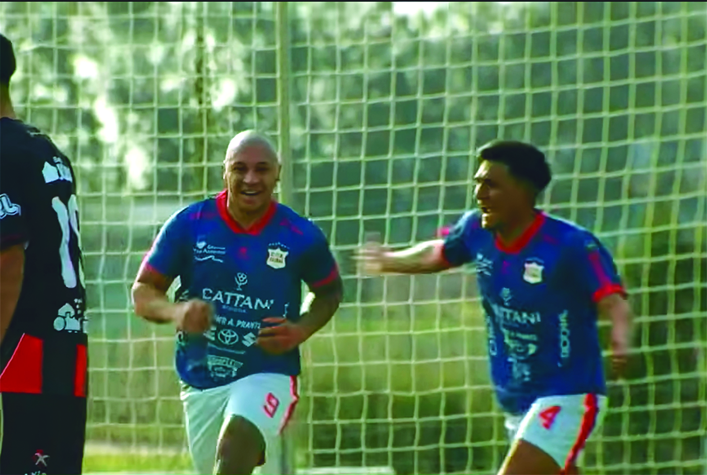 Santiago Pintos se agachó para cabecear y anotar el 1-1 transitorio. 