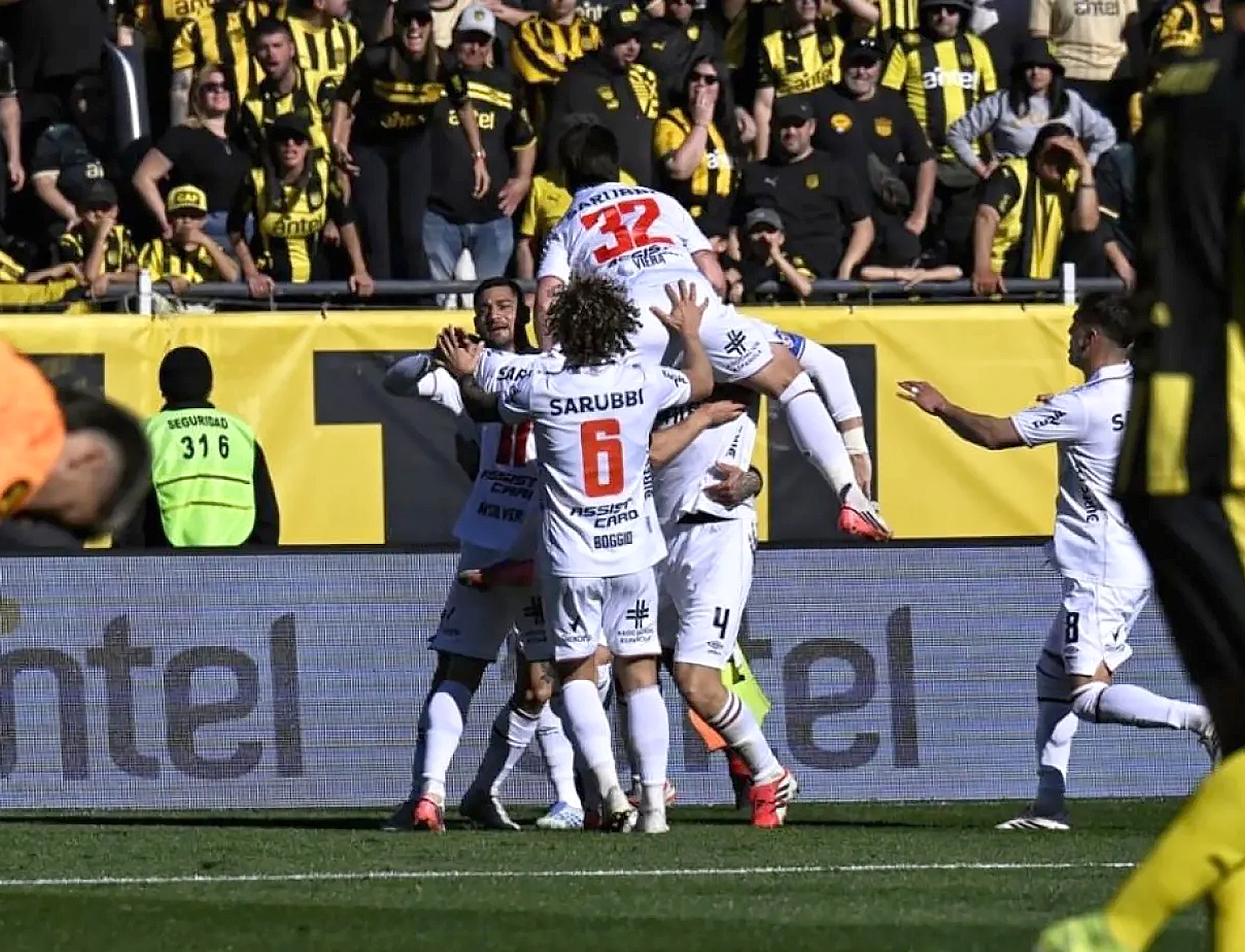Venció 1-0 a Peñarol con taco de Calvo: Nacional se hizo fuerte de visitante y quiere pelear por el campeonato