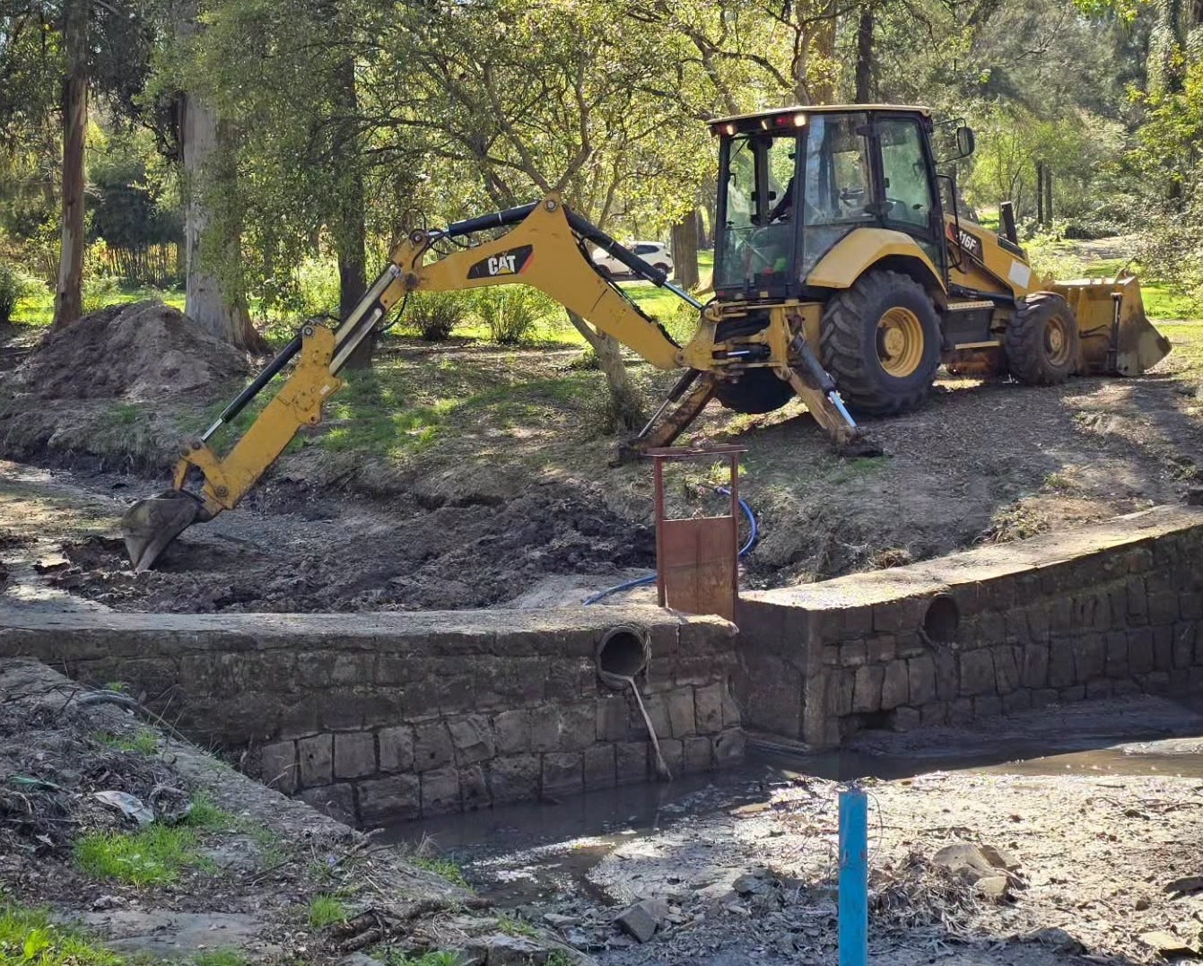 Continúan los trabajos de limpieza  del arroyo Sauzal en Parque Solari