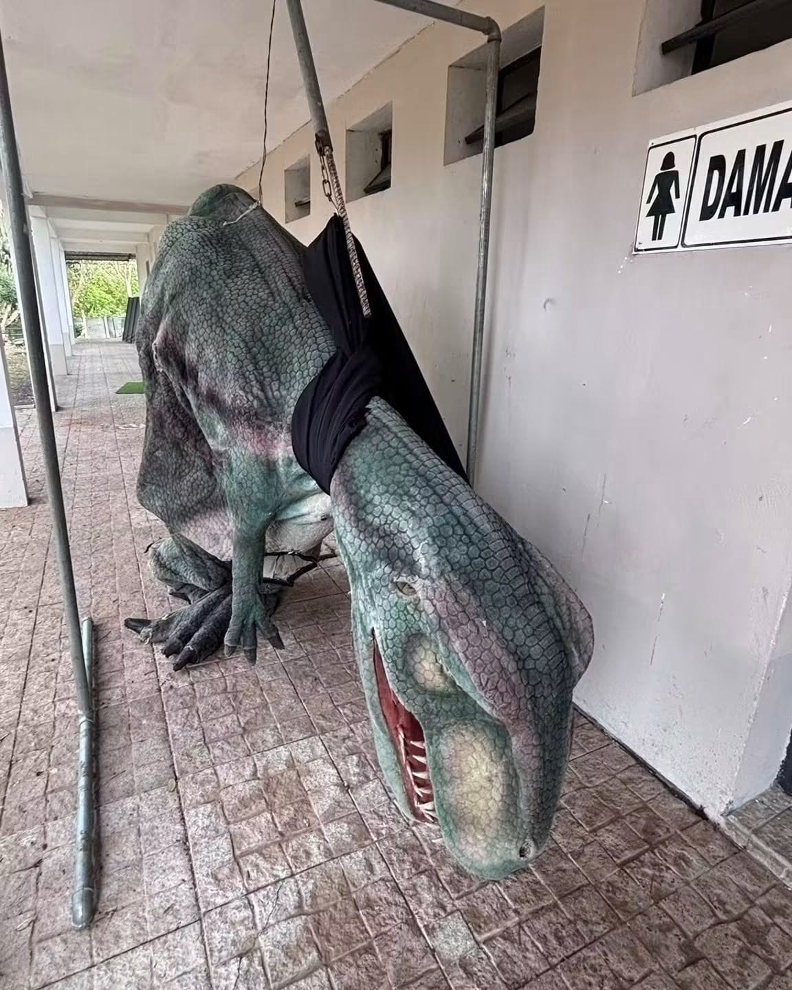 Recuperaron sin cargo el disfraz de Tiranosaurio Rex hurtado en Salto