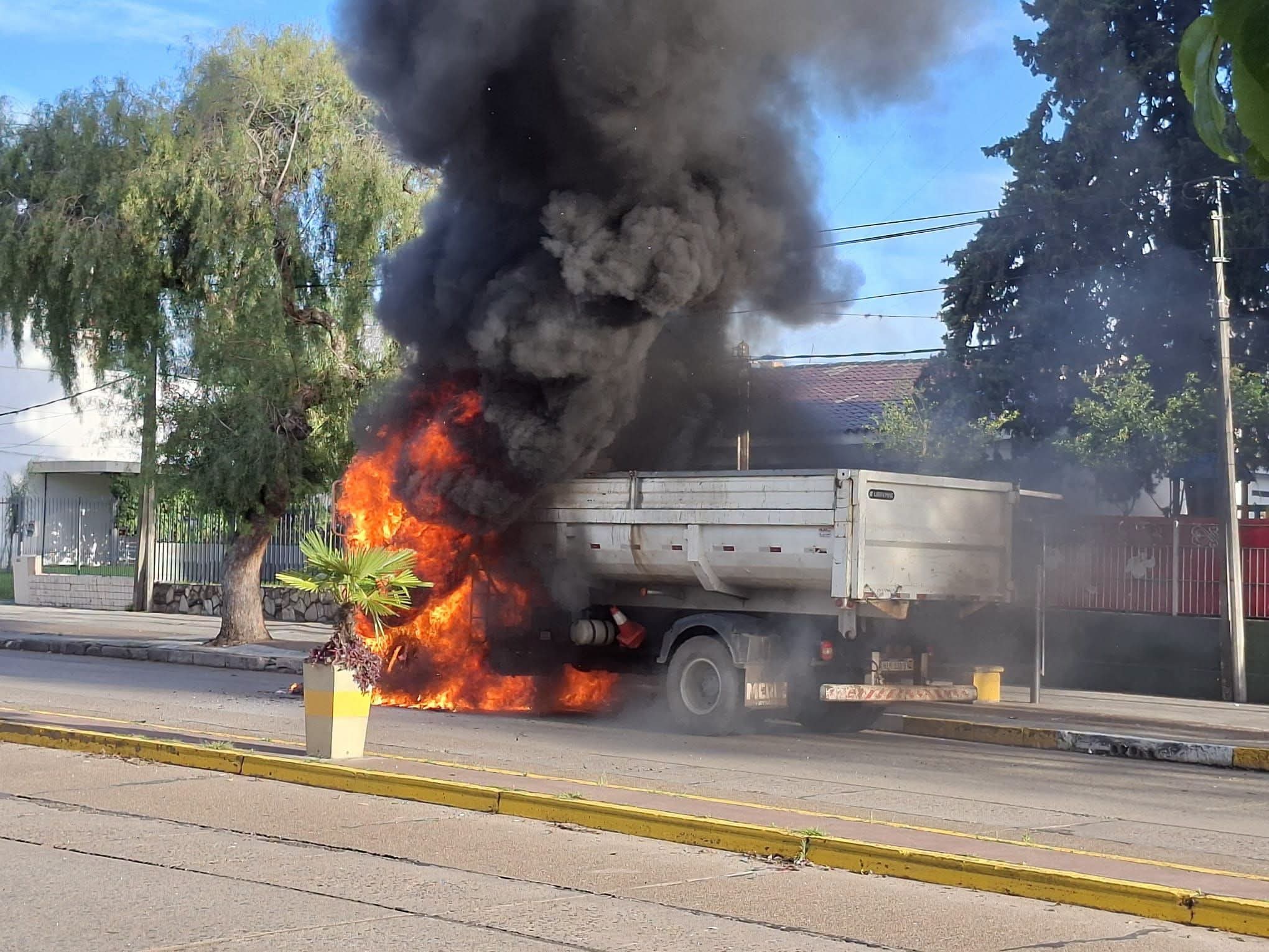 Un voraz incendio consumió por completo un vehículo de carga en plena vía pública 