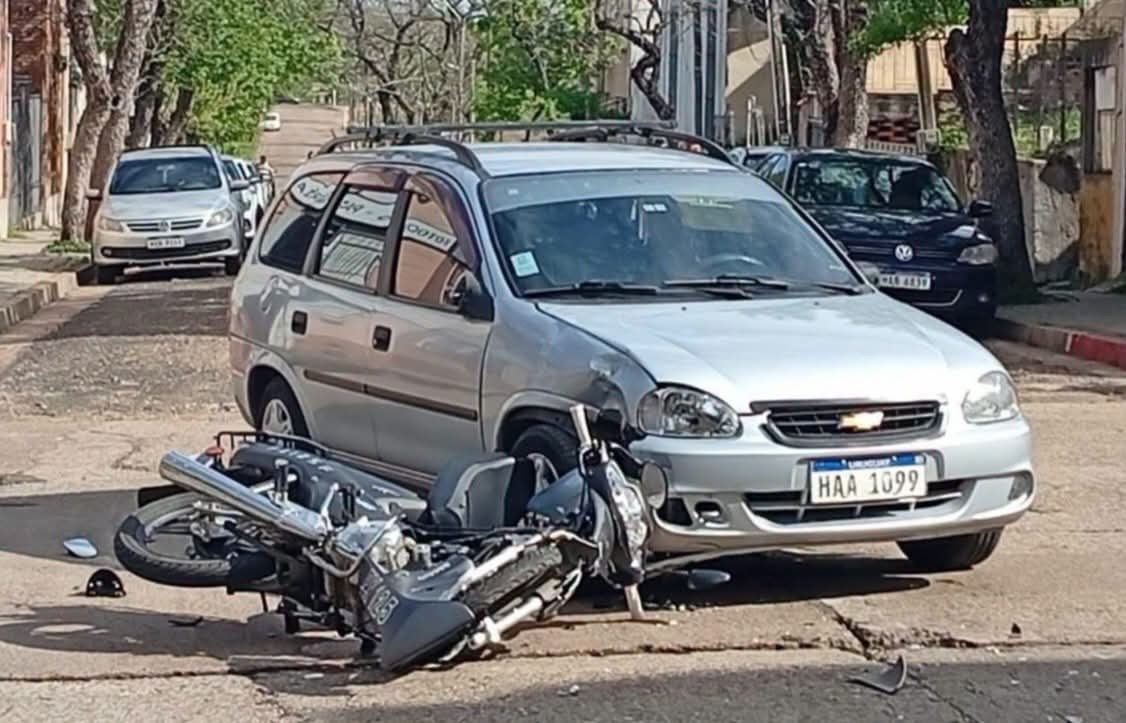 Motociclista de 18 años gravemente  lesionado tras chocar con camioneta 