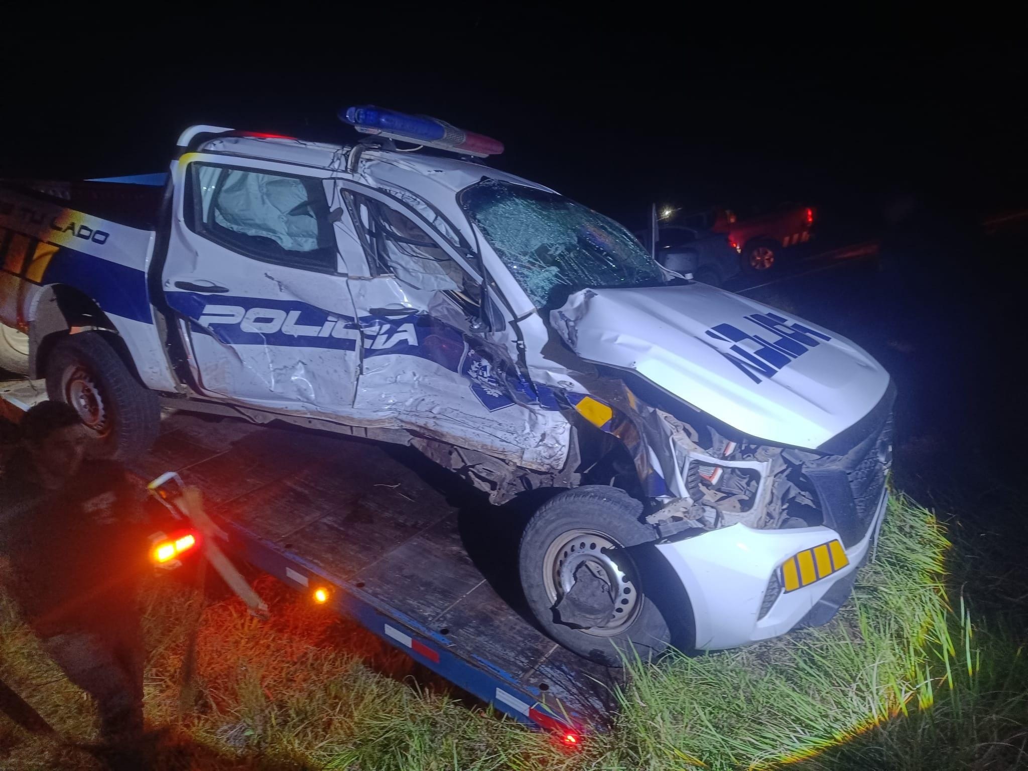 Así quedó la camioneta policial tras el  violento impacto.