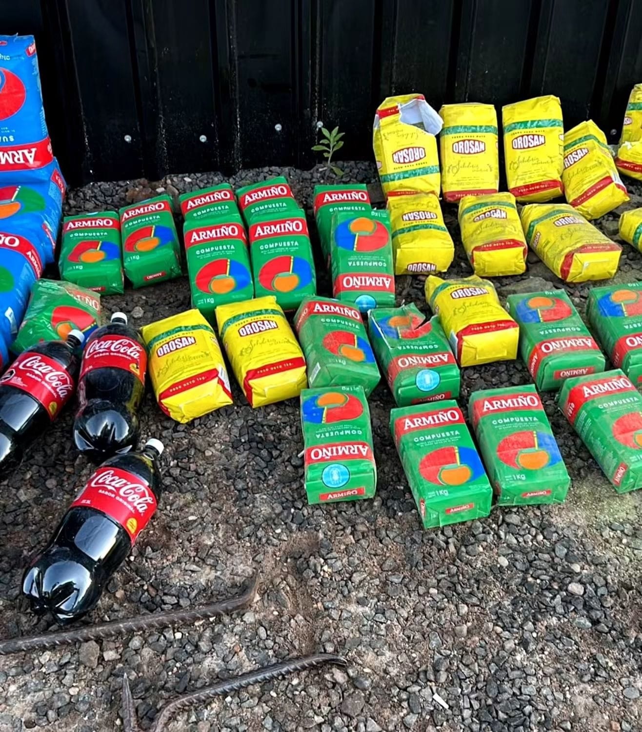 Parte de la mercadería que fue robada del comercio de calle Reyles.
