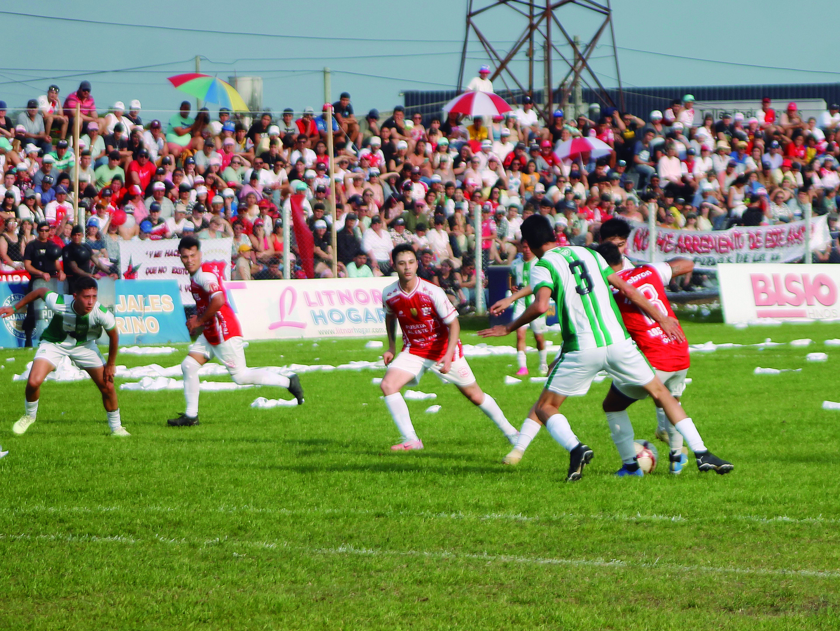 El partido de mayor convocatoria de nuestro fútbol volverá a repletar las tribunas del Dickinson y será por puntos de oro. Archivo