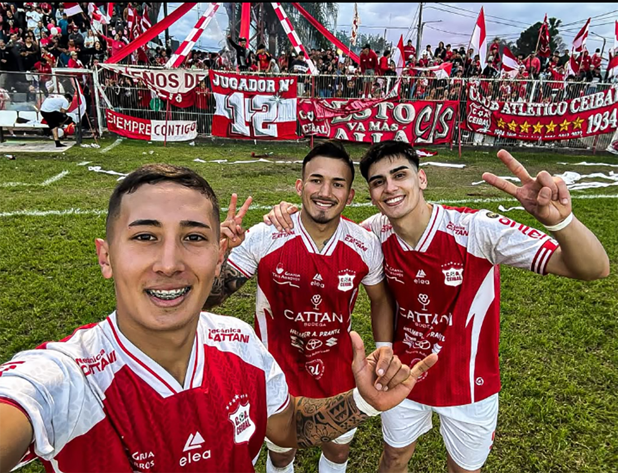 El festejo de Gonzalo Olivera, Angelo Martínez y Fernando Scarrone con los hinchas de fondo.