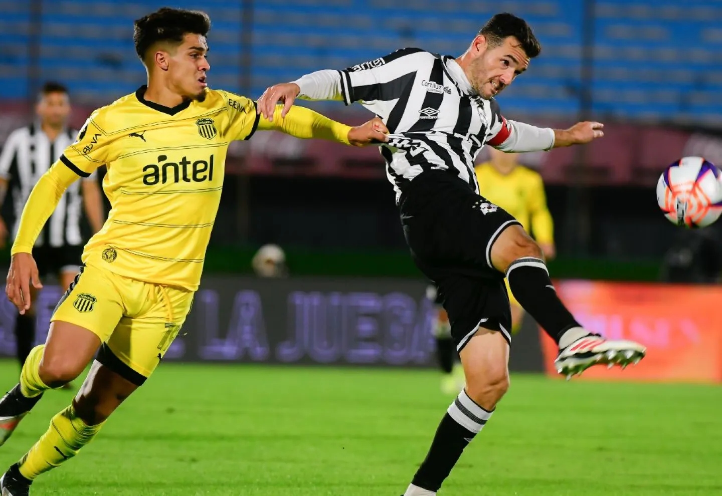 El salteño Fabricio Formiliano en la zaga bohemia.