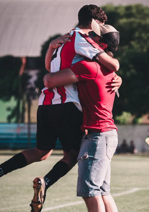 Padre e hijo festejando el empate. Gol de Benjamín y abrazo con Robert. Foto: LSF