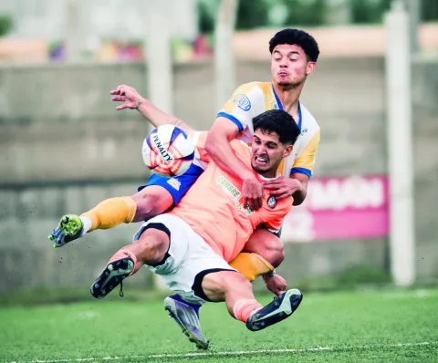 Pablo Farías en la férrea disputa por la pelota. Foto: Valentín Fernández