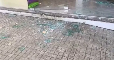 Rompieron la vidriera de un comercio  y sospechan que había dinero en la caja