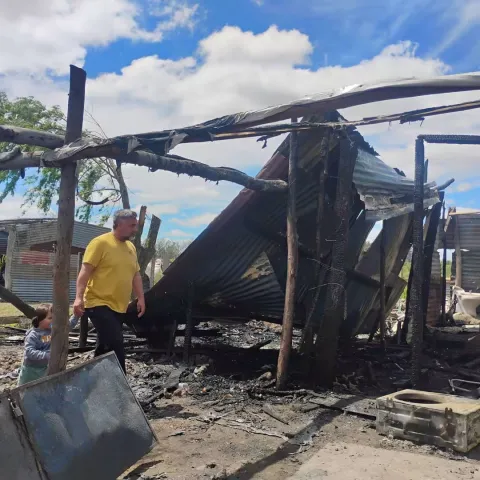 Incendio dejó pérdidas totales  en una finca de barrio Artigas 