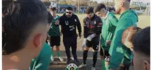 Fabián Paiva, instruyendo a sus dirigidos. Foto: Salto Nuevo Oficial. 