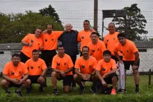 De naranja, los integrantes de la Escuela de Árbitros “Carlos Cortez”. De negro, Jean Martínez, exárbitro y veedor, quien los evaluó. Foto: LFCA.