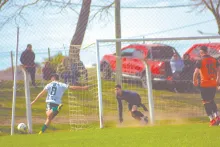 Paolo Tabares frente a Álvaro Rodríguez. El volante de Arsenal fue la figura del partido. Foto: Gonzalo García. 
