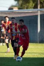 Matías Batista persigue a Javier Gómez. El duelo de la fecha terminó suspendido por incidentes. Foto: Valentín Fernández. 