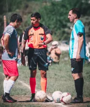 Sorteo entre capitanes. Sequeira de un lado, Bueno del otro. El árbitro Melo, regulando. El azar no evitó un empate entre dos necesitados por puntos. Foto: LSF / F2 Deportes.