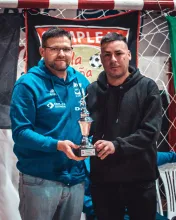 El presidente de la LSFS, José Gabriel De los Santos, le entrega a Roger Galeano el premio a mejor jugador de la “B” en la última temporada. Foto: redes de LSFS.