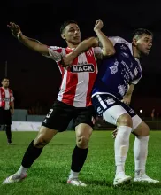 La disputa ardua entre Argain y Vargas, tal como se jugó el partido. Foto LSF