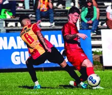 Continúa el Salteño de la Divisional A con la 8ª fecha, que será la tercera en una semana (miércoles y jueves será la 9ª). Hay dos punteros, Gladiador, que enfrentará a River Plate, y Ferro Carril, que será local ante Libertad. El escolta más cercano es Nacional, que tiene enfrente a un difícil Arsenal. Detalles en página 23. Valentín Fernández-Producción @thephoto.uy