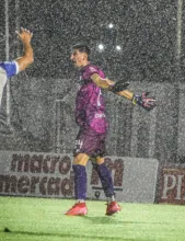 Gino Santilli bajo lluvia celebra incrédulo el gol que le hizo. Lo padeció el salteño Lentinelly. Foto: Carro Largo FC (instagram).