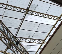 El techo del patio interno está roto y será reparado.