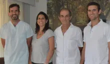 Juan Carlos Abarno junto a sus hijos, pilares de la clínica.