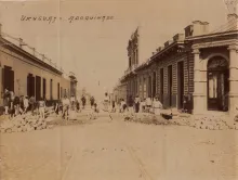 1909. Cuadrilla municipal haciendo el recambio de adoquines en calle Uruguay. Se aprecia el edificio Botica Calero.
