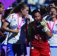 En Montevideo se definió el Campeonato Uruguayo de Fútbol Femenino con la consagración de la salteña Sofía Oxandabarat con Nacional. La ex Ferro ganó ayer el clásico ante Peñarol y celebró con su equipo la conquista de la temporada. Foto 'Foco.uy'